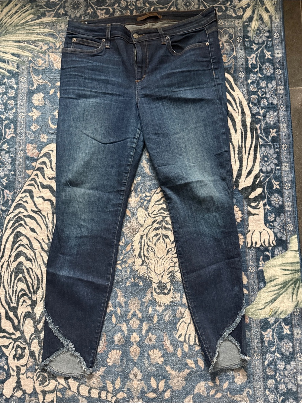 Joe's Jeans Women's Dark Wash Cropped Skinny Jeans with Frayed V-Hem tulip 32
